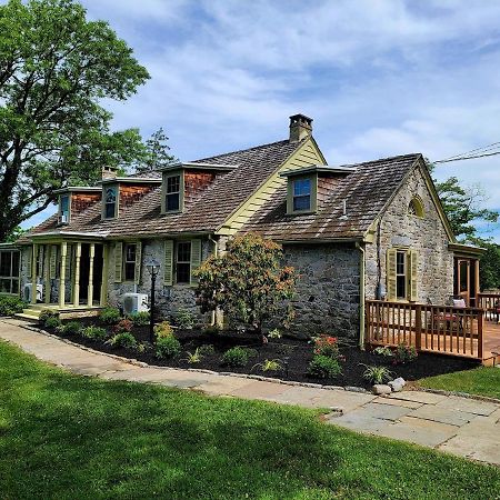 Downingtown Manor - 1900S Farmhouse With Creek Views المظهر الخارجي الصورة