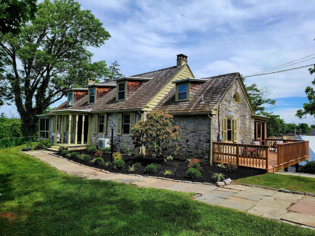 Downingtown Manor - 1900S Farmhouse With Creek Views المظهر الخارجي الصورة