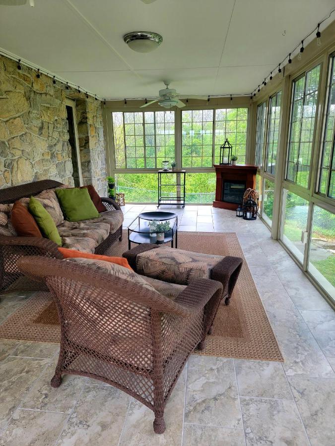 Downingtown Manor - 1900S Farmhouse With Creek Views المظهر الخارجي الصورة