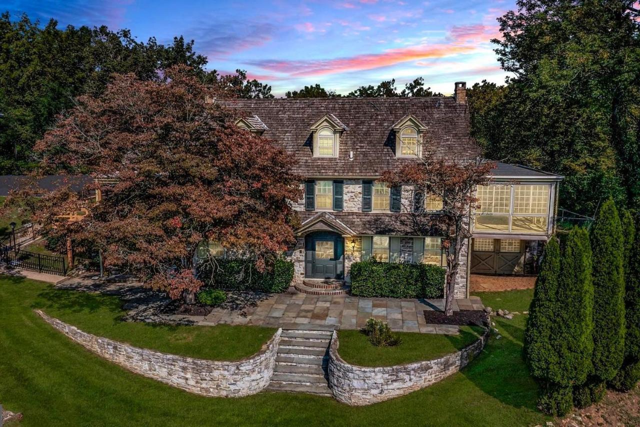 Downingtown Manor - 1900S Farmhouse With Creek Views المظهر الخارجي الصورة