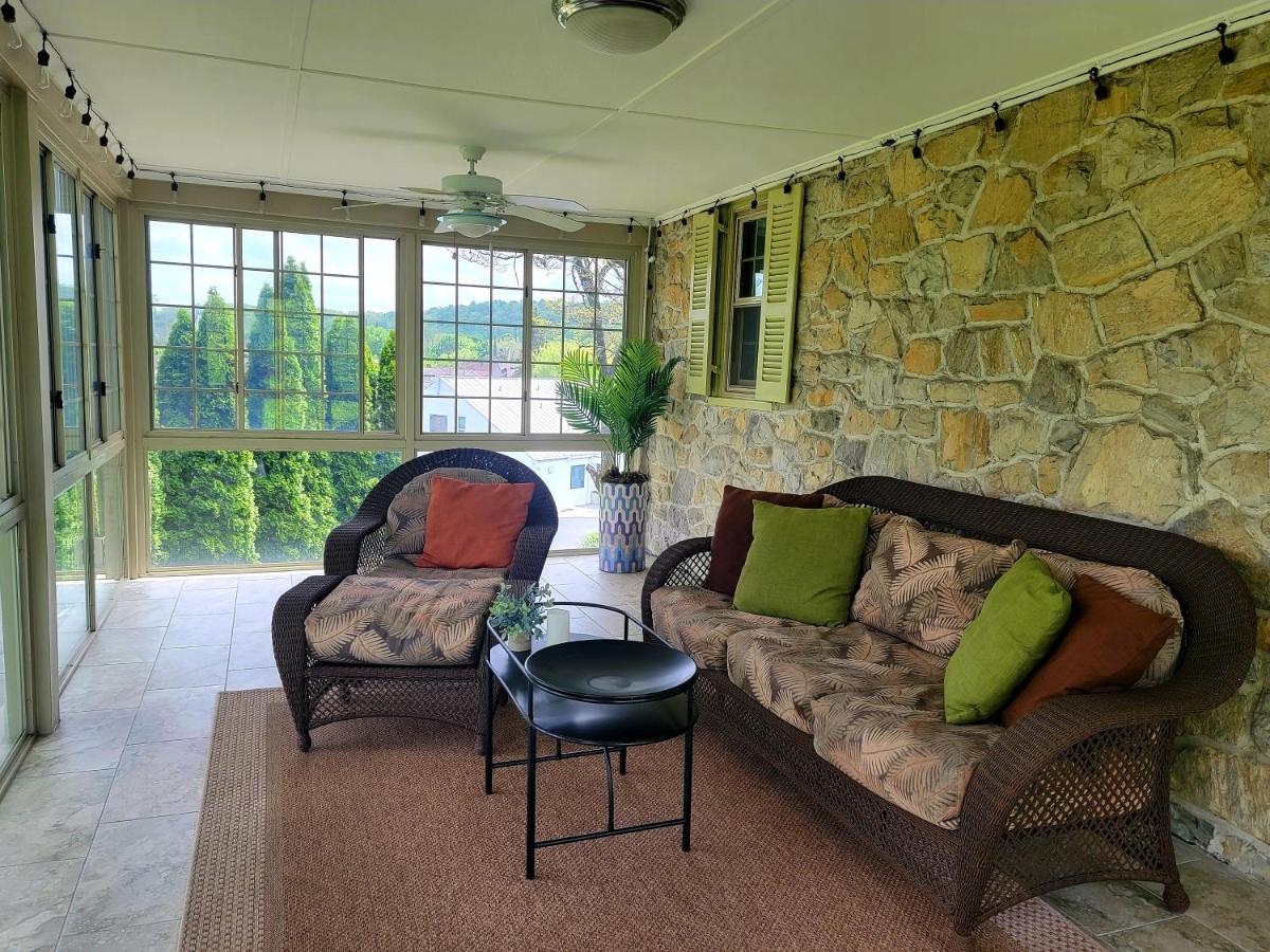 Downingtown Manor - 1900S Farmhouse With Creek Views المظهر الخارجي الصورة