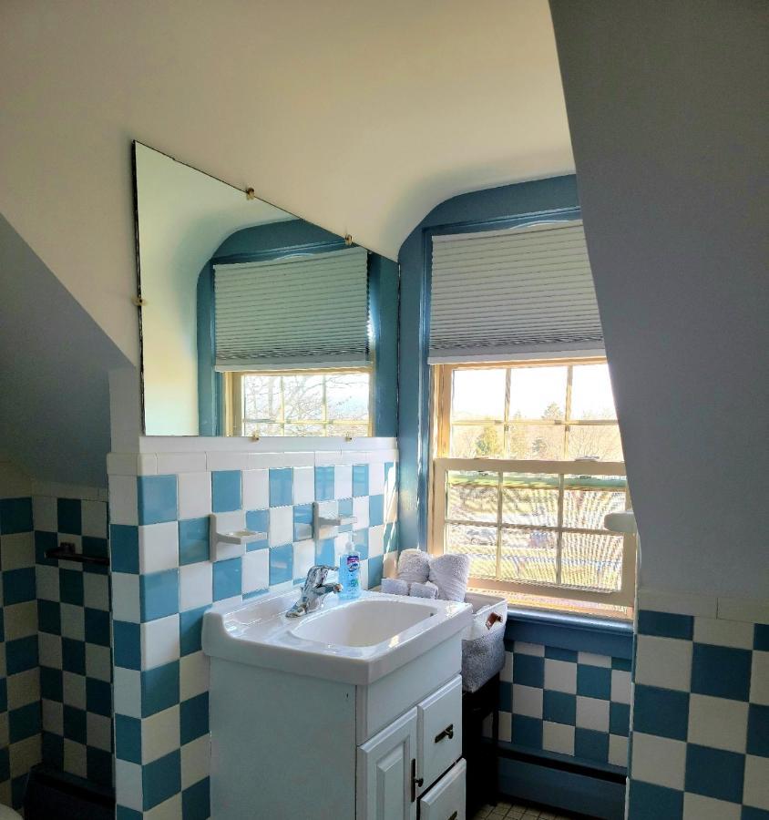 Downingtown Manor - 1900S Farmhouse With Creek Views المظهر الخارجي الصورة